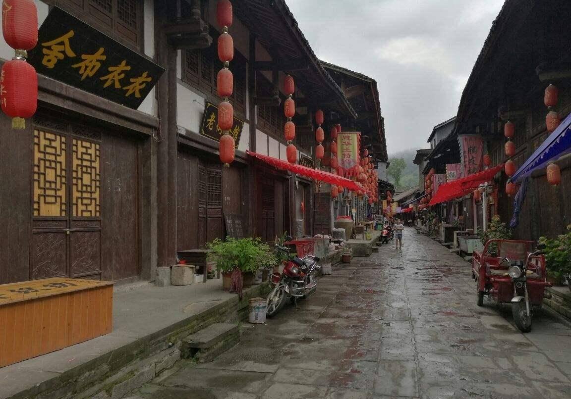 发动机噪声大，车辆原地踩加速踏板时，有隆隆异响，这是什么问题？西宁市有哪个汽修店修这个问题比较专业游戏画面